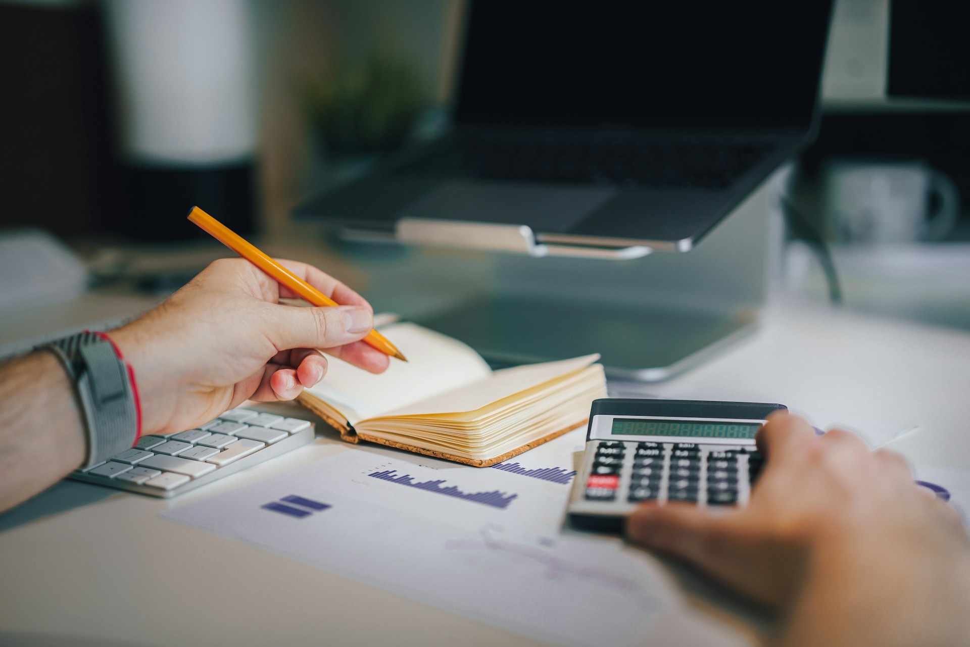 Calculatrice et graphiques financiers sur un bureau