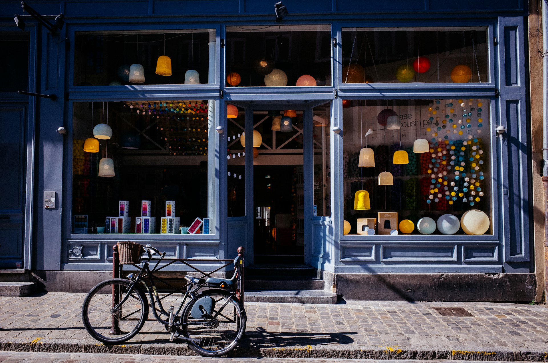 Devanture d'une boutique avec vélos garés devant